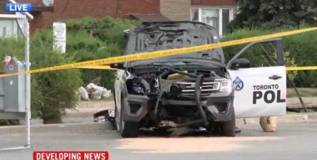 被戴上手铐的嫌犯制服警察，劫走警车出车祸被捕