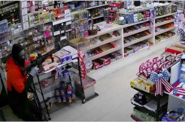 亚裔发威！6秒连捅7刀 歹徒被反杀哭喊求饶