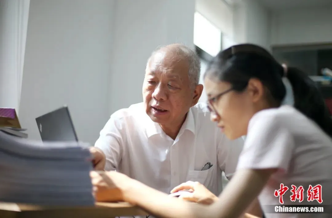 工作中的丘成桐。中新社记者 卞正锋 摄