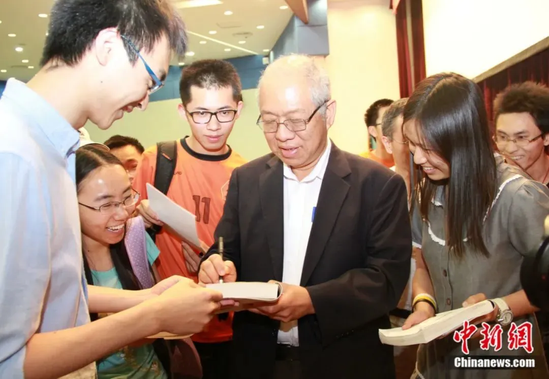 2015年6月，丘成桐应邀做客南开名人讲座，受到南开大学学子的热烈追捧。中新社记者 张道正 摄