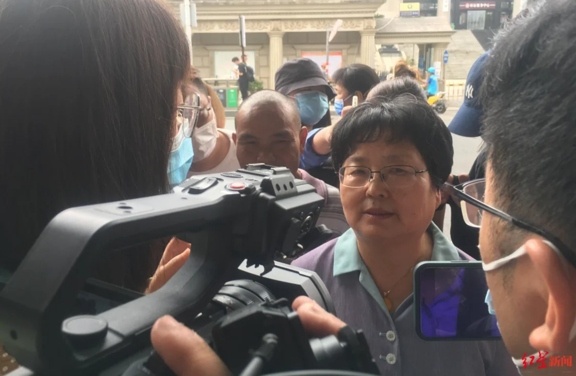 2021年9月9日，南昌市中级人民法院外，小木匠妻子代理律师刘静洁接受媒体采访。.jpg