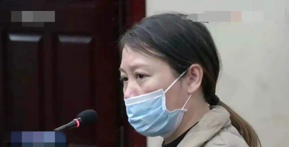 ▲劳荣枝在一审中。 图片来源：央视新闻视频截屏