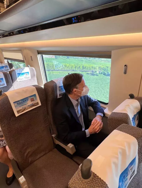 美国大使在上海排队做核酸 照片引发疯传热议