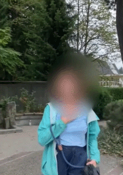 “滚回中国！”白女放狗撒尿 对亚裔吐口水 辱骂