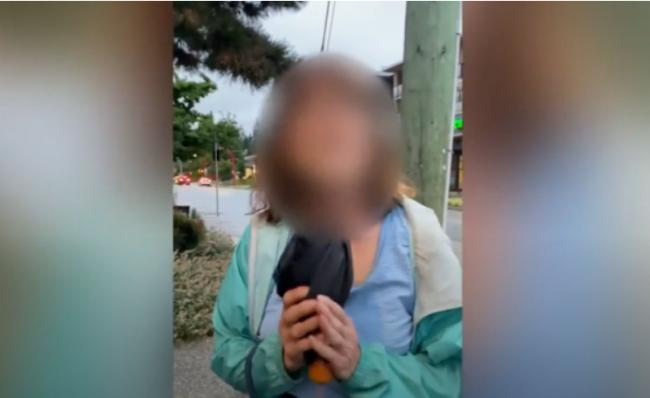 “滚回中国！”白女放狗撒尿 对亚裔吐口水 辱骂