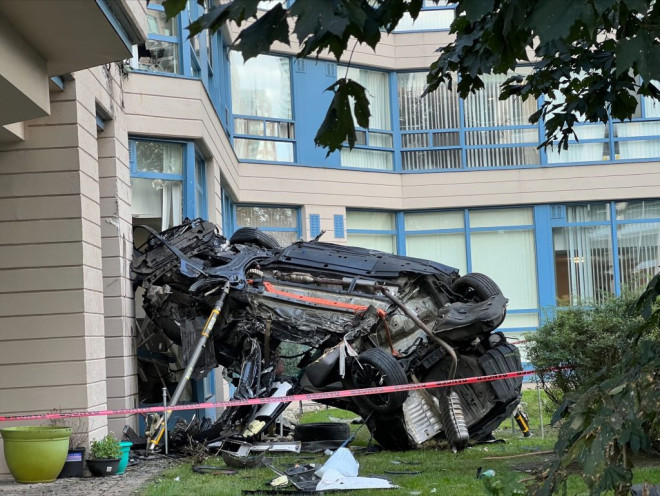 Car smashes into apartment building in Mississauga, narrowly misses  sleeping 3-year-old