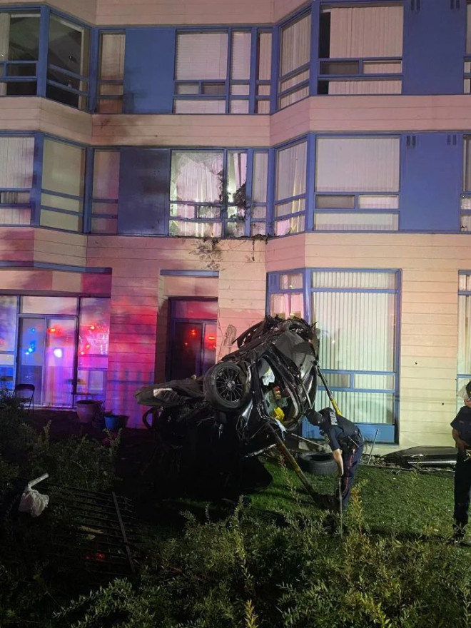 Car crashes into 2nd floor window of Mississauga building - Toronto |  Globalnews.ca