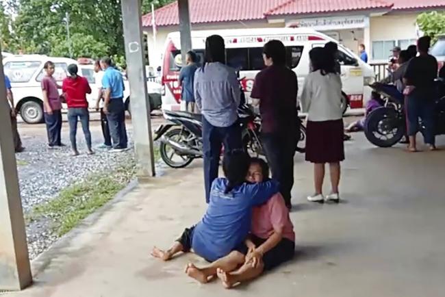 38人死亡！被开除的警察闯进幼儿园，射杀午睡娃！逃亡路上啥红眼，见人就开枪
