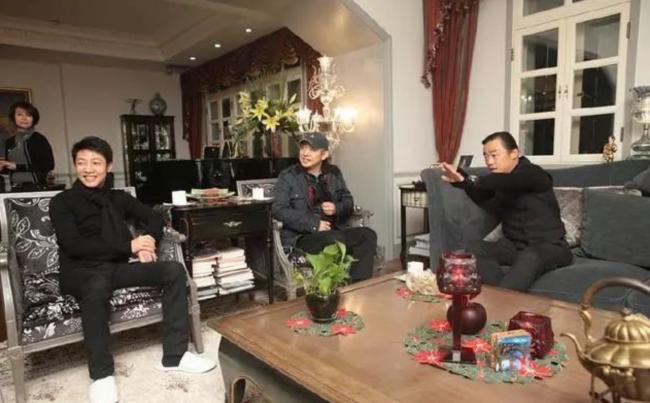 周立波4套美国豪宅曝光，移民后发福谢顶认不出