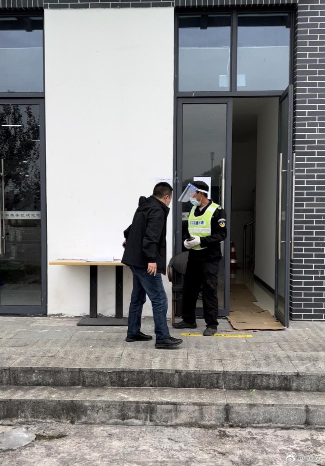黄安不忍了！怒怼“大白” 惨遭报警逮人