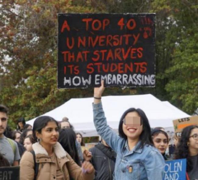 Top前40名校大批学生罢课，亚裔女生举牌抗议