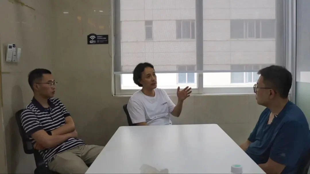 徐伟与高堂鑫（左一）、蓝田（中）两位博士讨论颢洋情况