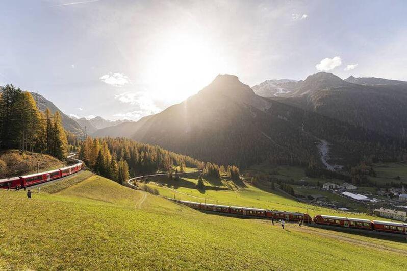 全長1.9公里、世界最長的火車10月29日在瑞士開通，行駛在阿爾卑斯山谷間，遊客盡覽沿途美景。（美聯社）