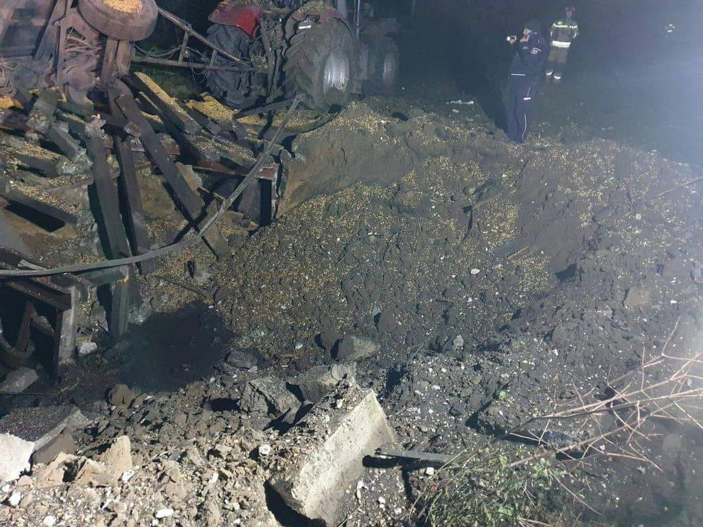 当地传媒报道，村内有一座用来处理谷物的设施被击中，引起爆炸及大火。路透社图片
