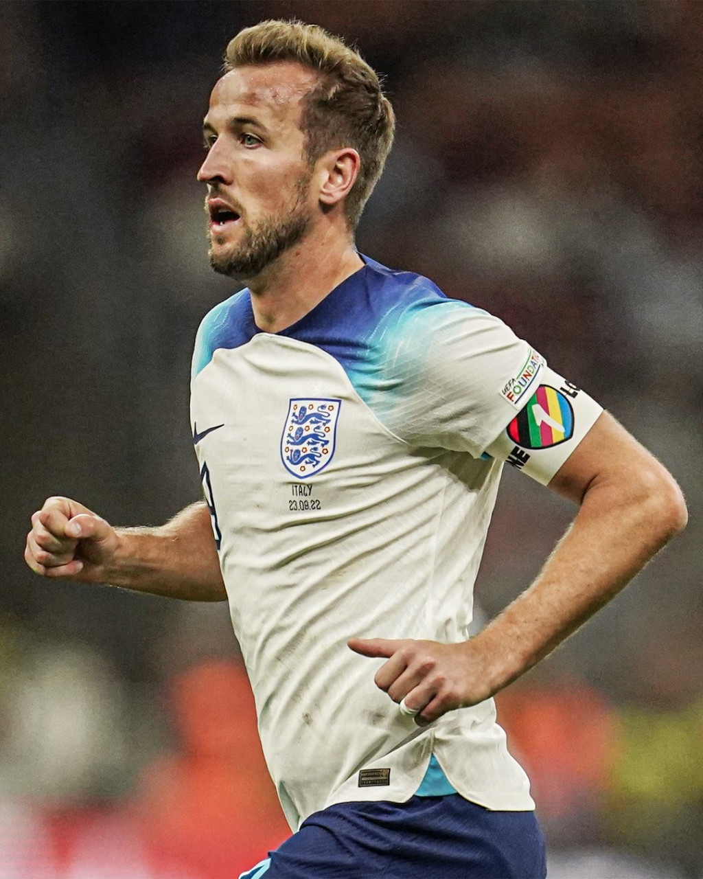 7支欧洲球队宣布放弃佩戴印有「同一份爱」（One Love）彩虹臂章，图为英格兰队长Harry Kane。  twitter图