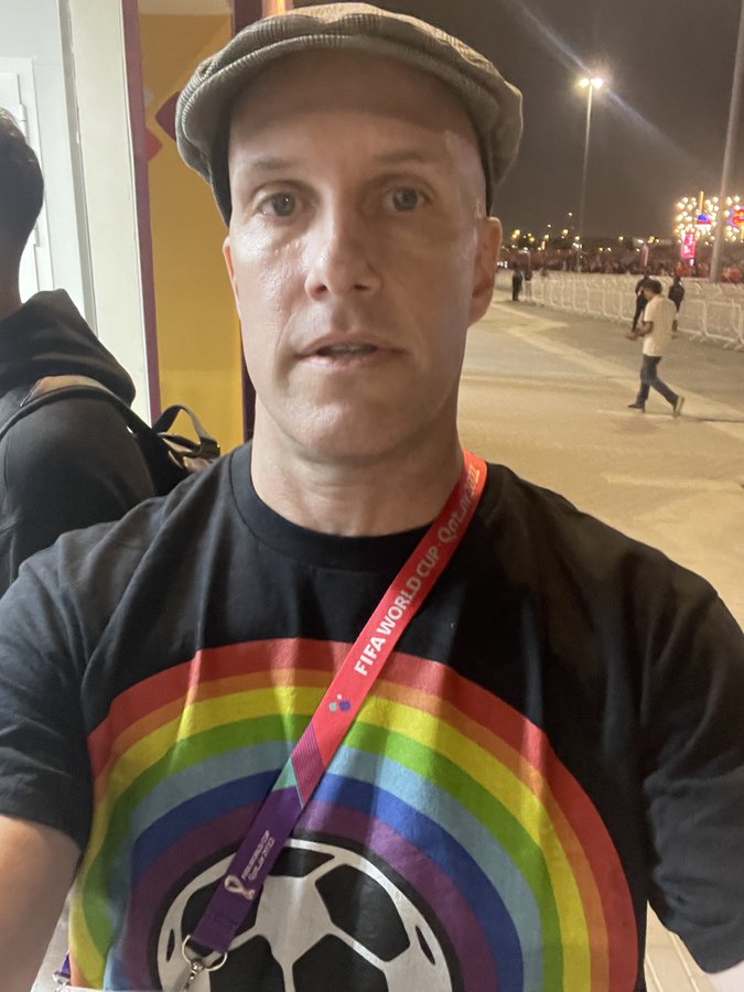 穿上彩虹上衣的记者沃尔（Grant Wahl）称保安人员不准他进入。twitter图