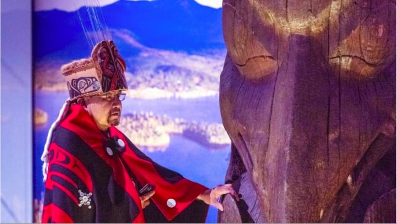 ■尼斯加原住民酋长史蒂芬斯触摸Ni'isjoohl纪念柱。  	CBC视频截图/苏格兰国家博物馆
