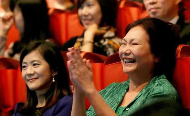 大S的妈妈黄春梅：嫁入豪门当佣人，独自抚养三个女儿有泪水_腾讯新闻