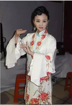 京剧名伶抢救不治 独留7岁儿 老母悲痛发讣文