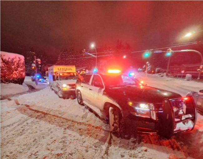 警方追捕！阿伯斯福圣诞怪杰陷入雪地束手就擒