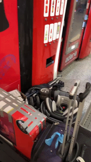 华人亲历机场崩溃：传送带断裂 行李箱堆成山