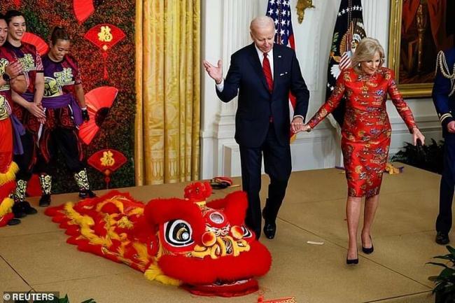 拜登在白宫办庆春节活动 第一夫人穿上红旗袍
