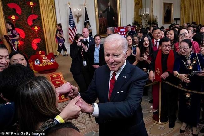 拜登在白宫办庆春节活动 第一夫人穿上红旗袍