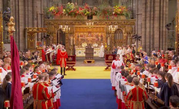 英国王查尔斯三世加冕教堂现乌克兰国旗色地毯？白金汉宫：是个巧合_威斯敏斯特_仪式_蓝色