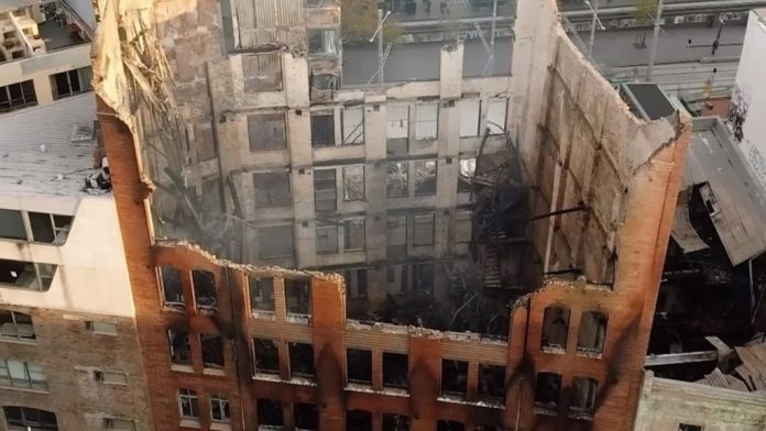 雪梨50年最猛火災 百年老樓燒剩空殼 2毛頭小子投案 图片
