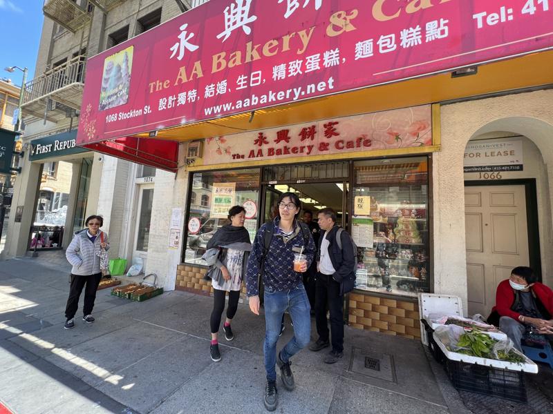 旧金山华埠的永兴饼店内，发生一起疑似精神病患，持水果刀刺人事件。店东陈永兴见义勇...