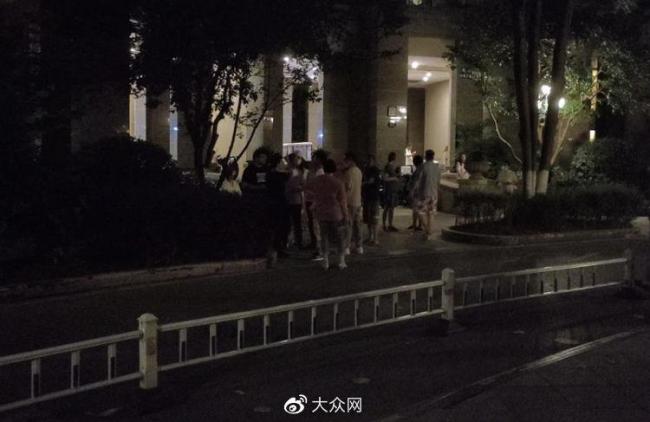 被老师碾死小学生的母亲坠亡 曾因颜值被网暴