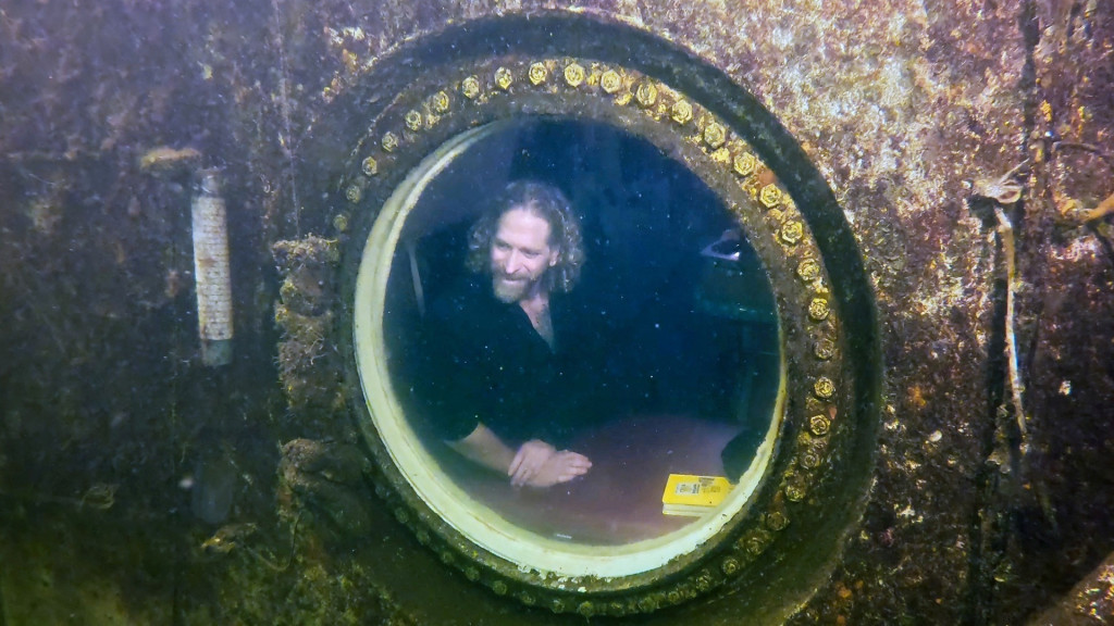 Joseph Dituri从海底小屋内的一个大舷窗往外看。 路透社