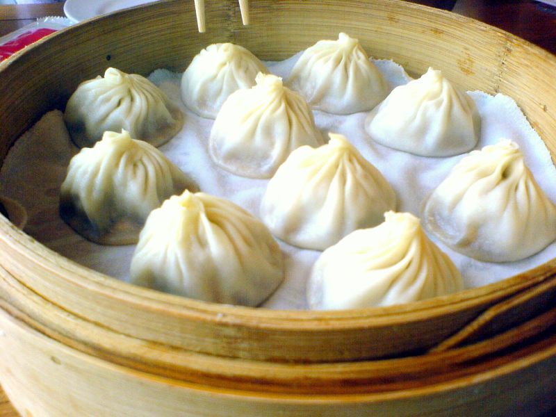 提到中国美食,文章指中国的小笼包有「汤汁满满的惊喜」。 资料图片