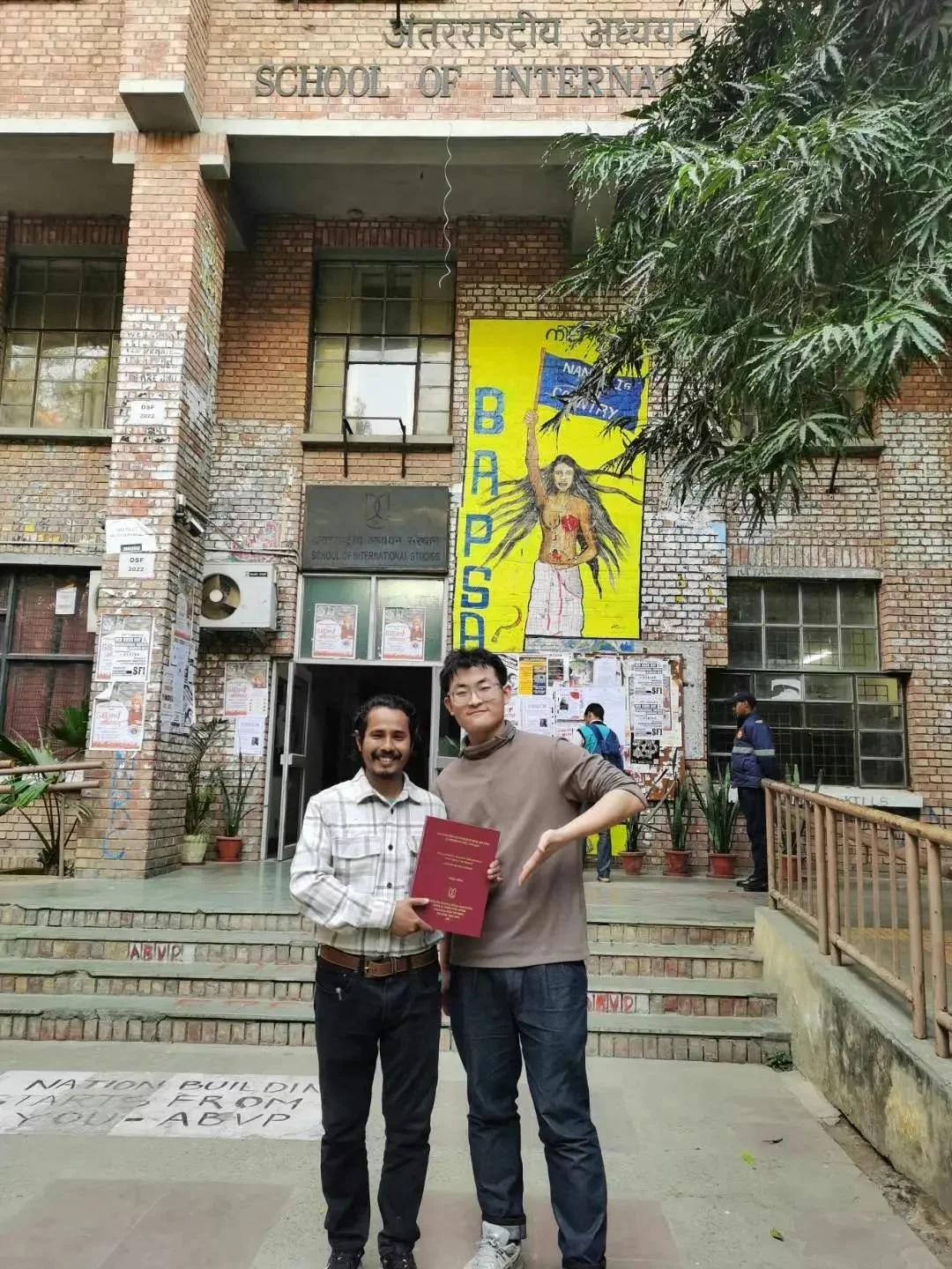 李梓硕和印度室友合影