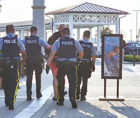 温哥华机场名店城喊捉贼 3警合力压制一男子