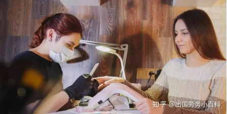 美甲店服务一位老太太 结束后竟付我100加币小费