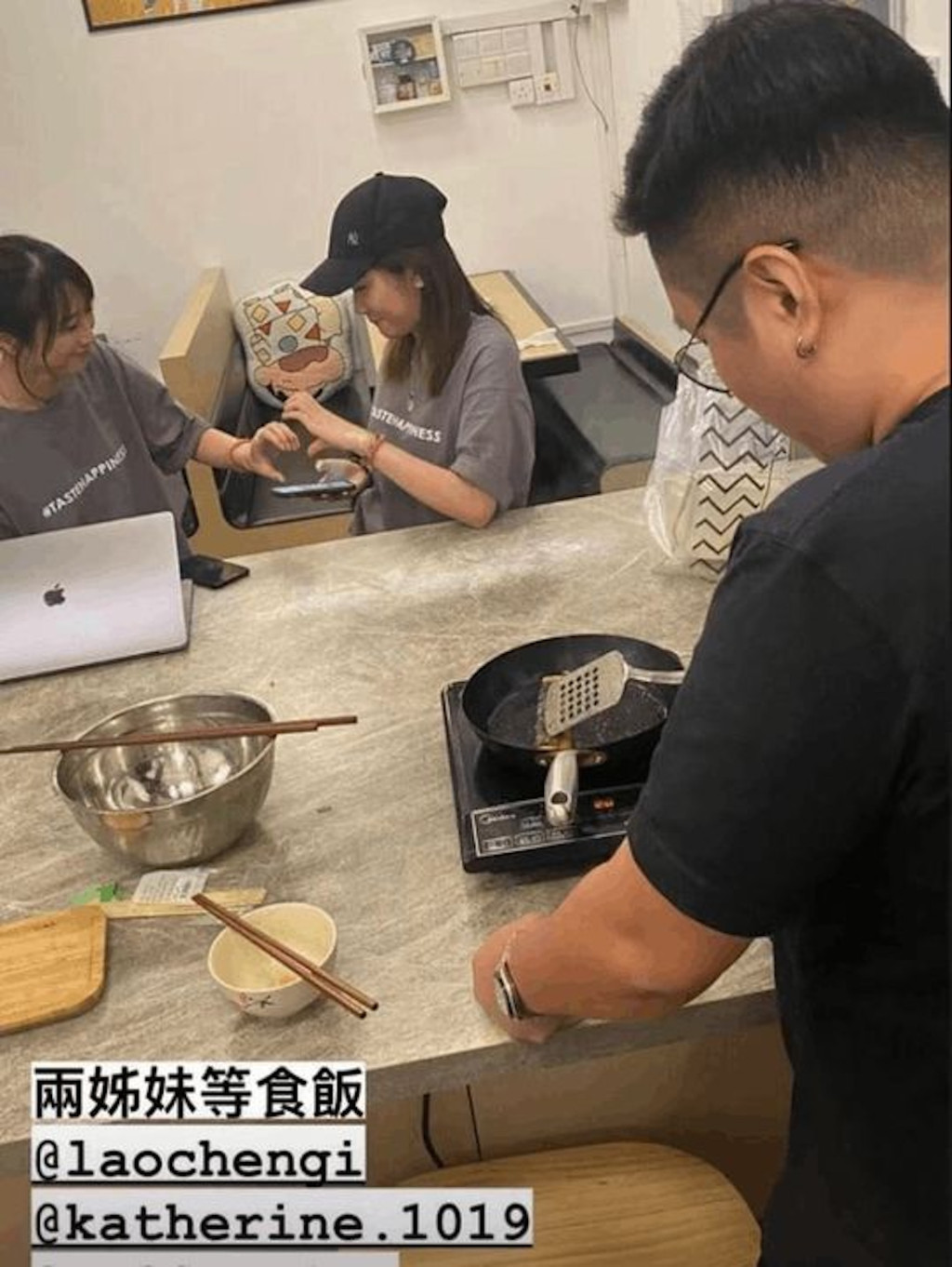 仪仔因与阿晶穿上了同一款的衣服,被更形容情同姊妹。