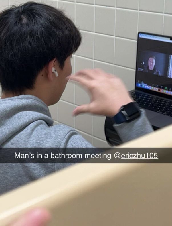 友人偷拍埃里克(Eric Zhu)在学校厕所开会。