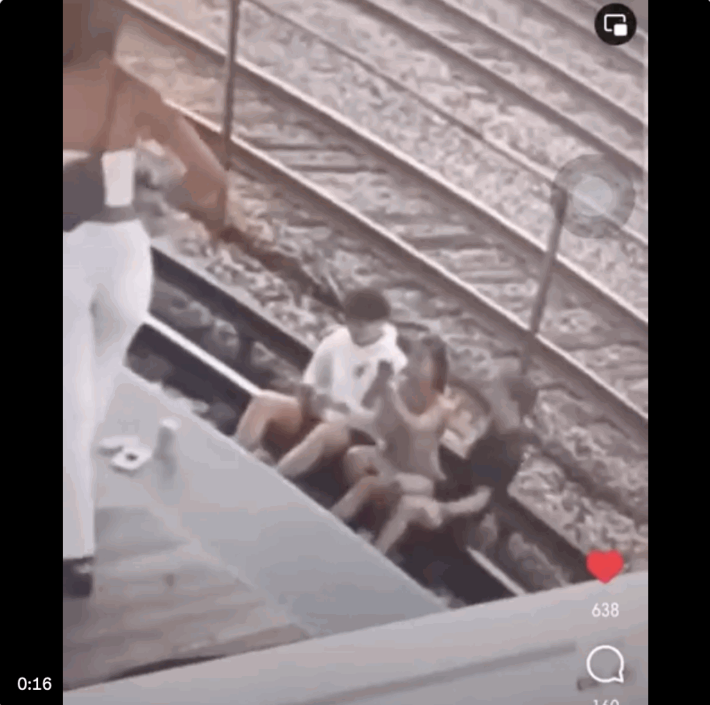两男一女年轻人径自跑落到铁轨上,排排坐玩起自拍来,未料闹出祸事。