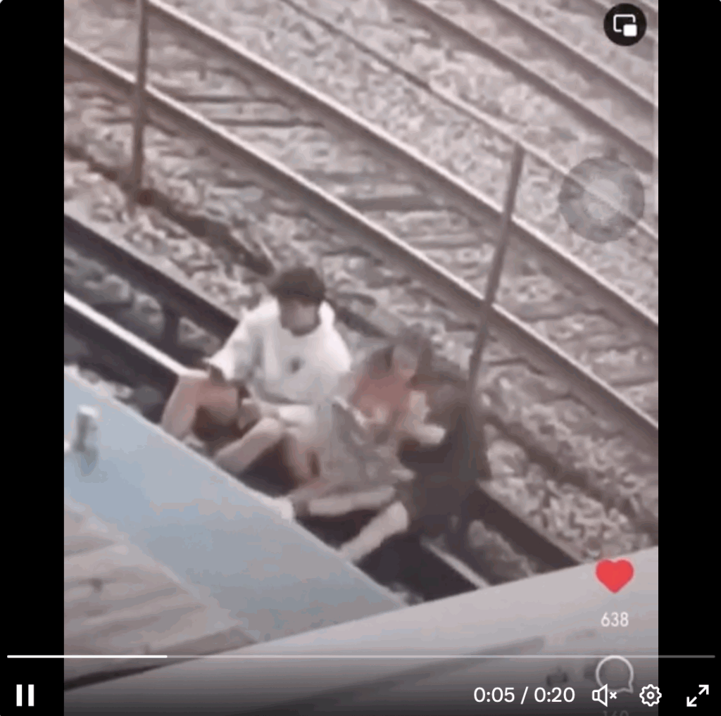 他下意识求救,伸手抓身旁的女友人,她也马上「通电」。