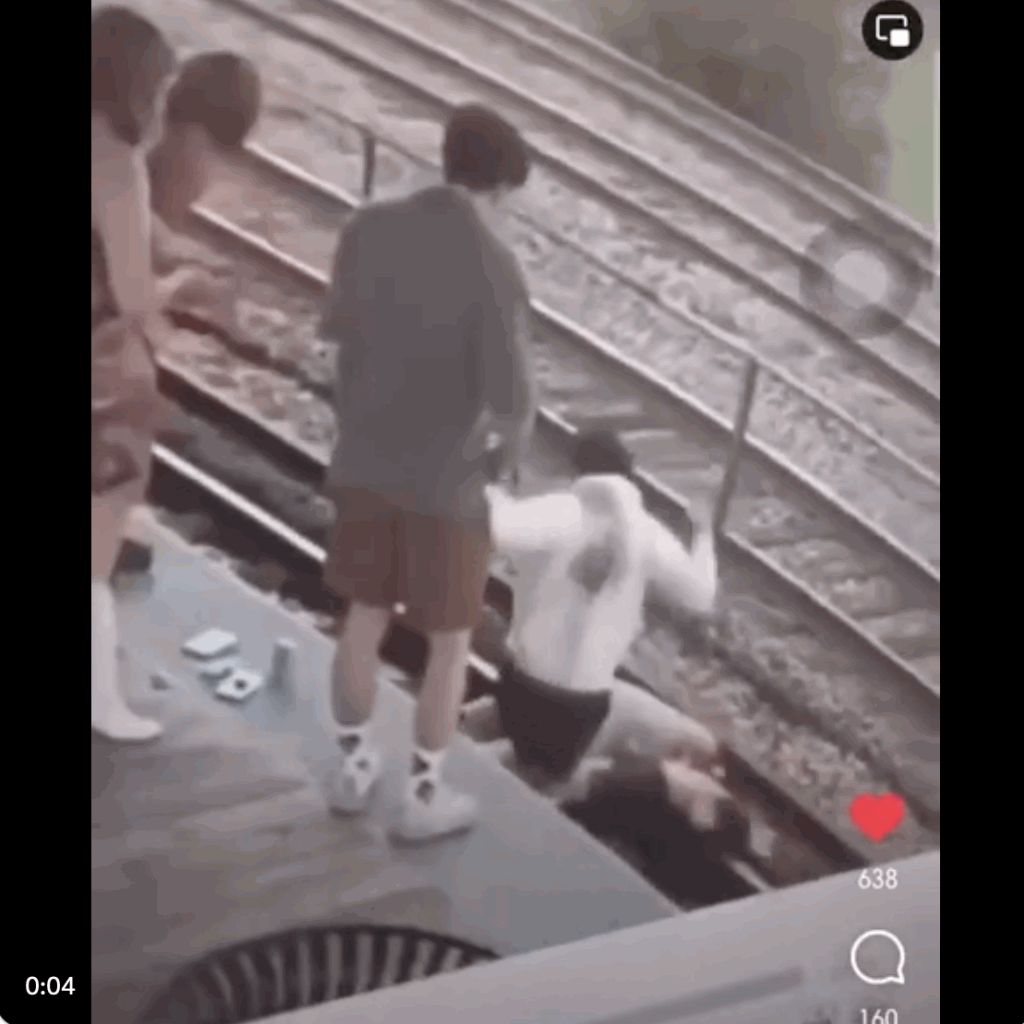 但电流也传导到他身上,身体不自觉地弹开。