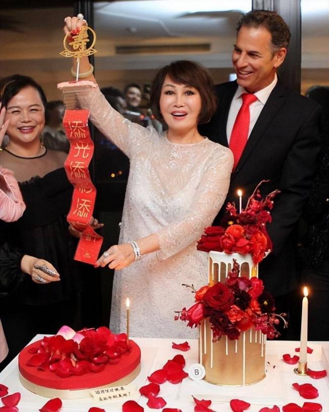 77岁靳羽西出手曼哈顿2亿豪宅！和小20岁白人新男友十指相扣秀恩爱