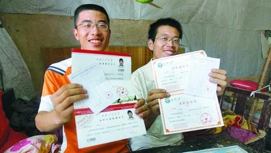 齐太磊(左)和弟弟当年同分考上重点大学。
