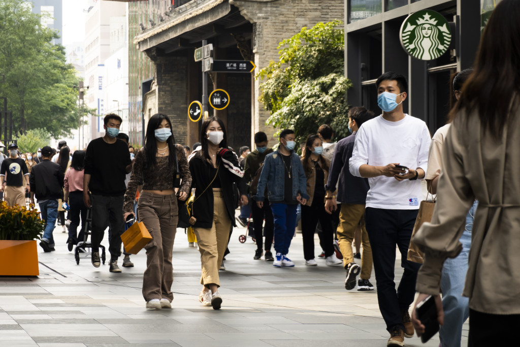 有调查显示,在经济疲软及失业率高企下,内地Z世代干脆花钱在旅游和休闲玩乐方面,以纾解搵工难的烦恼。 有调查显示,在经济疲软及失业率高企下,内地Z世代干脆花钱在旅游和休闲玩乐方面,以纾解搵工难的烦恼。