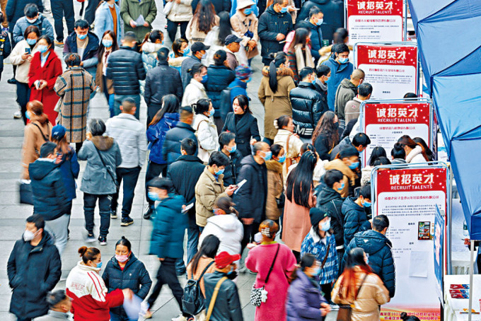 数据显示,6月份16至24岁的中国青年失业率21.3%,连续第三个月录得新高。 数据显示,6月份16至24岁的中国青年失业率21.3%,连续第三个月录得新高。