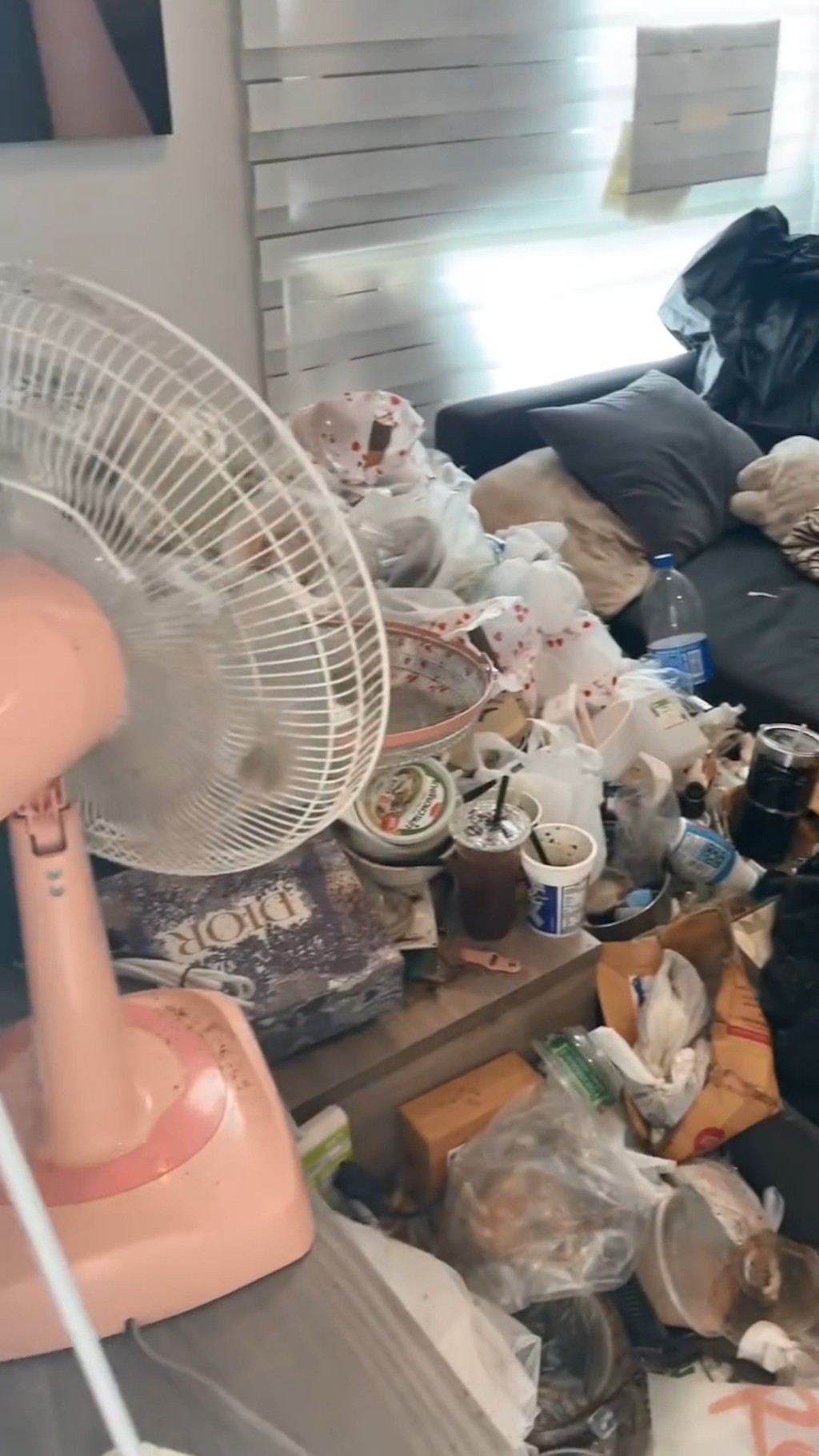 Artter Ratcha单位被女租客堆满垃圾,情况恐怖。影片截图 Artter Ratcha单位被女租客堆满垃圾,情况恐怖。影片截图