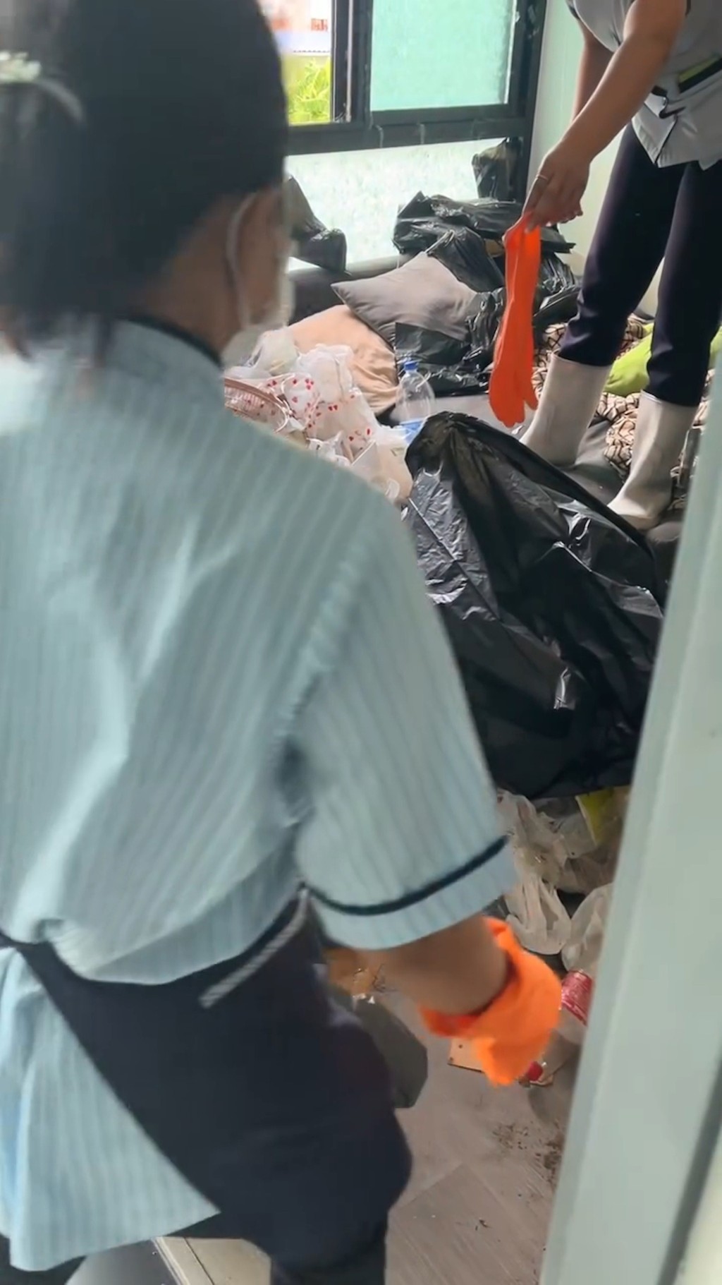 Artter Ratcha单位需要聘请多名专业清洁工协助清理。影片截图 Artter Ratcha单位需要聘请多名专业清洁工协助清理。影片截图