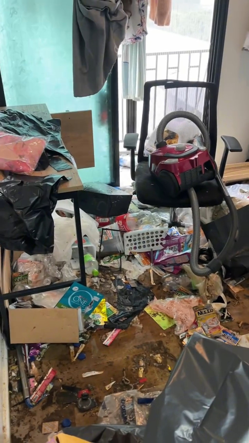 Artter Ratcha单位被女租客堆满垃圾,部份更长出蛆虫。影片截图 Artter Ratcha单位被女租客堆满垃圾,部份更长出蛆虫。影片截图
