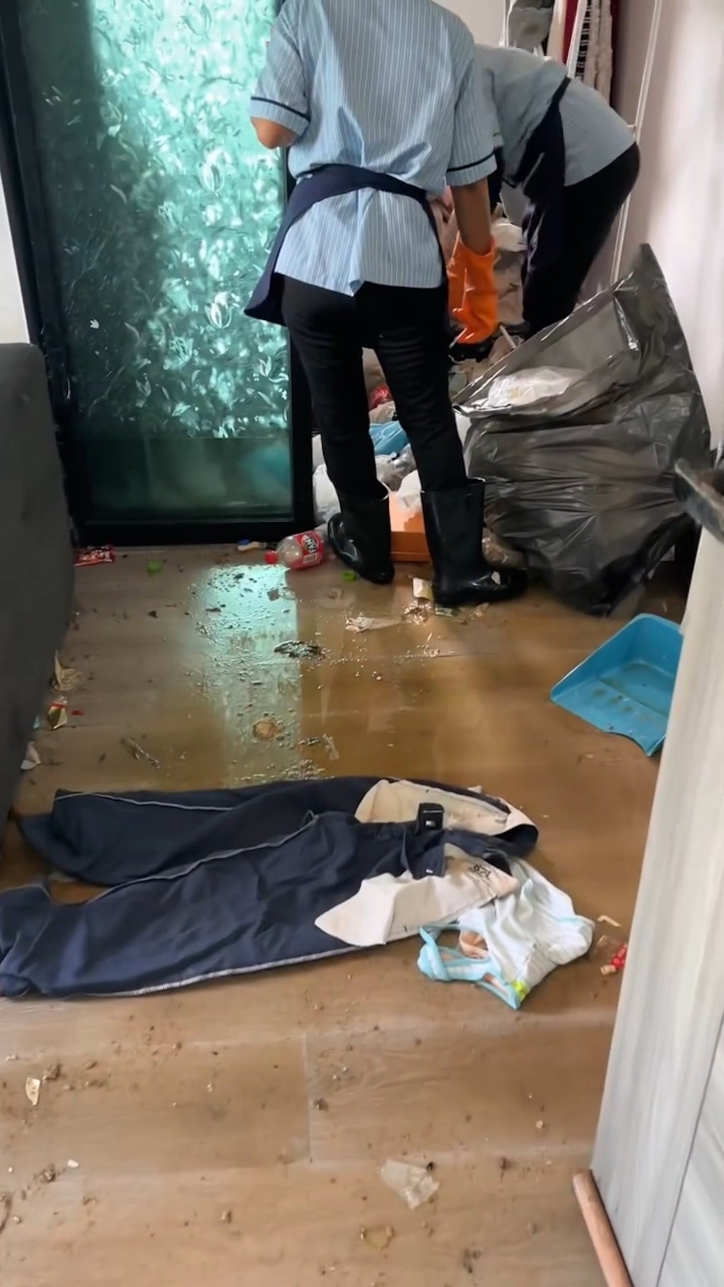 Artter Ratcha单位需要聘请多名专业清洁工协助清理。影片截图 Artter Ratcha单位需要聘请多名专业清洁工协助清理。影片截图