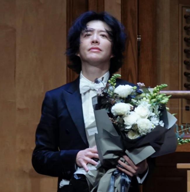 李云迪涉嫖娼遭封杀后首度海外巡演，含泪演奏